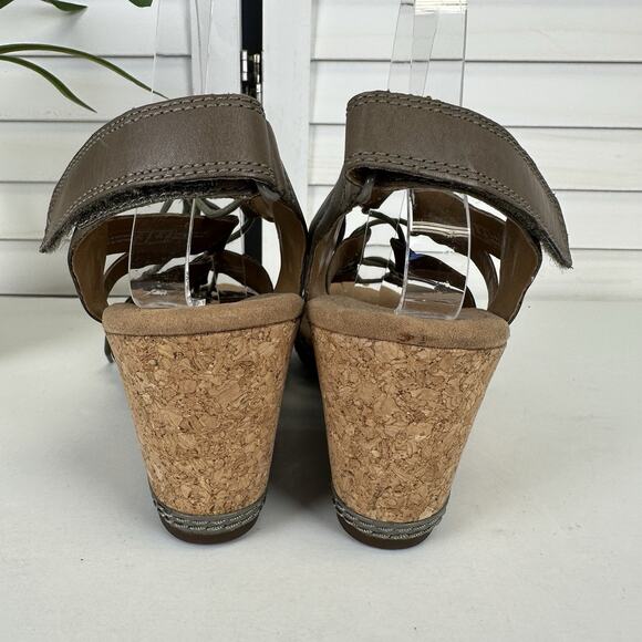 Clarks Taupe Helio Mindin Taupe Strappy Sandal Cork Wedge Comfort Shoe Size 10 M - Picture 5 of 9
